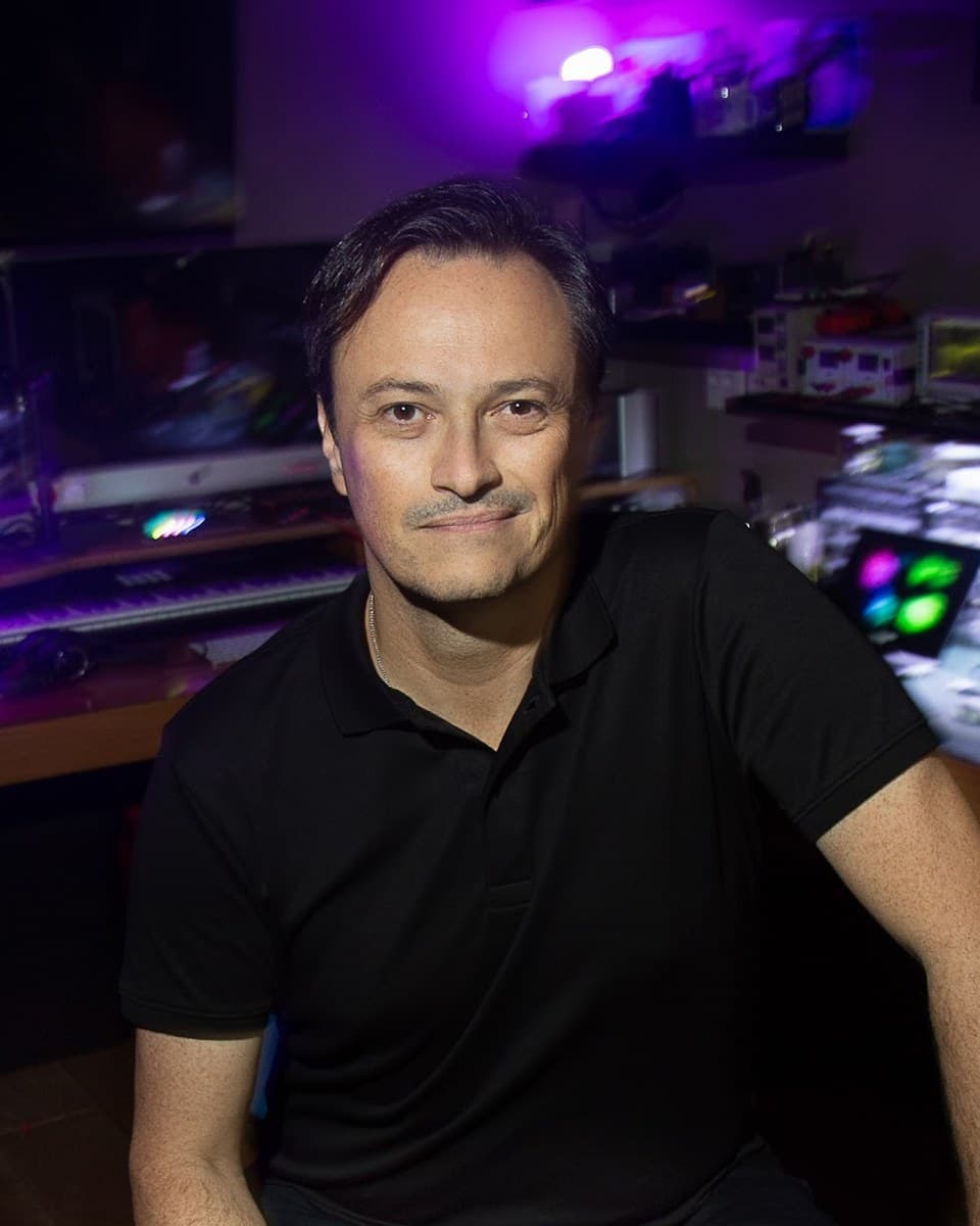 Manoel Lemos in his home lab